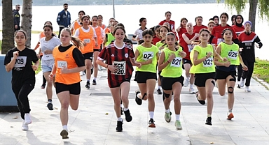 KÜÇÜKÇEKMECE'DE CUMHURİYET KOŞUSU DÜZENLENDİ