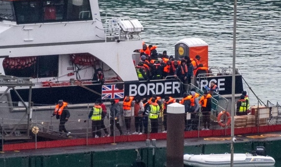 BİRLEŞİK KRALLIK'A GELEN SIĞINMACILARIN TELEFONLARINA EL KONULABİLECEK