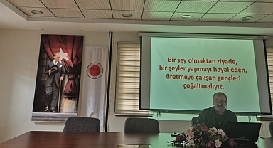 AKADEMİSYENLER KARİYER PLANLAMASI YAPAN ÖĞRENCİLERE YOL GÖSTERİYOR