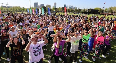 BURSA'LILAR DÜNYA DANS GÜNÜNÜ ZUMBA YAPARAK KUTLADILAR