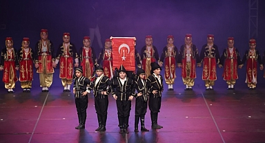 KÜÇÜKÇEKMECE’LİLER HALK DANSLARIYLA COŞTU 