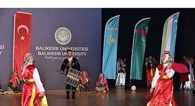 TÜRK DÜNYASININ RENKLERİ BAÜN'DE SAHNEYE TAŞINDI