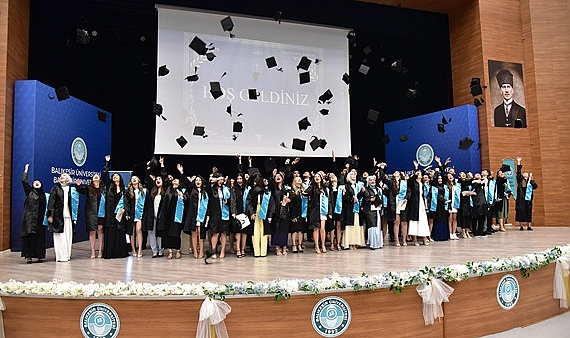 BALIKESİR ÜNİVERSİTESİ HUKUK FAKÜLTESİNDE MEZUNİYET GURURU