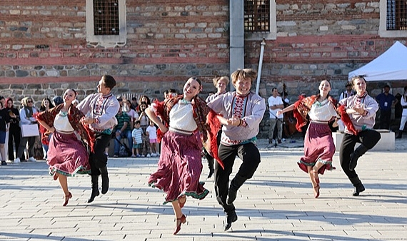 HALK DANSLARI RÜZGÂRI BURSA'NIN DÖRT BİR YANINI SARDI